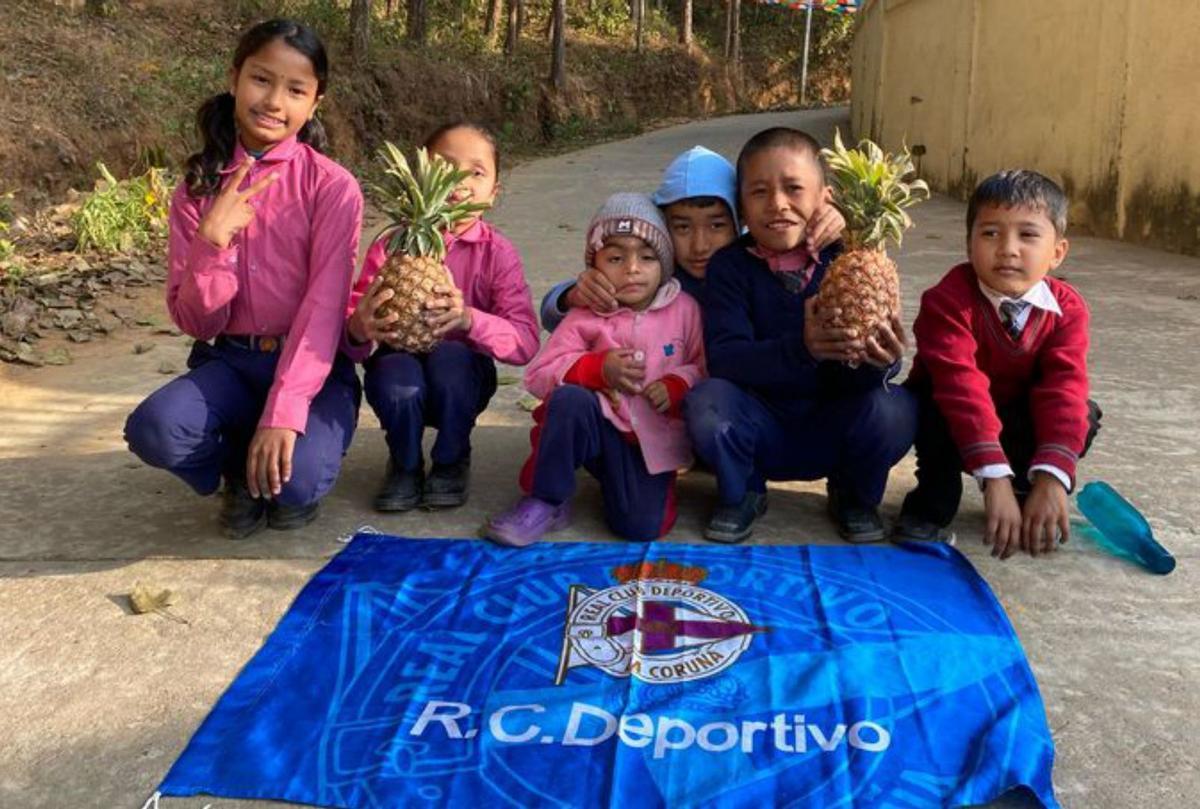 Niños con piñas y la bandera del Dépor. | Cedida