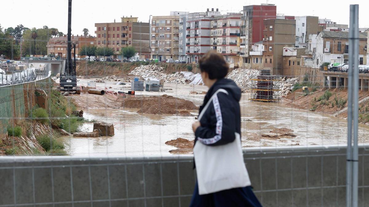 Obras en el cauce del barranco del Poyo a la altura de Paiporta.
