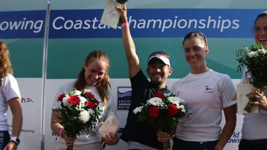 El equipo femenino del RCRA con su medalla