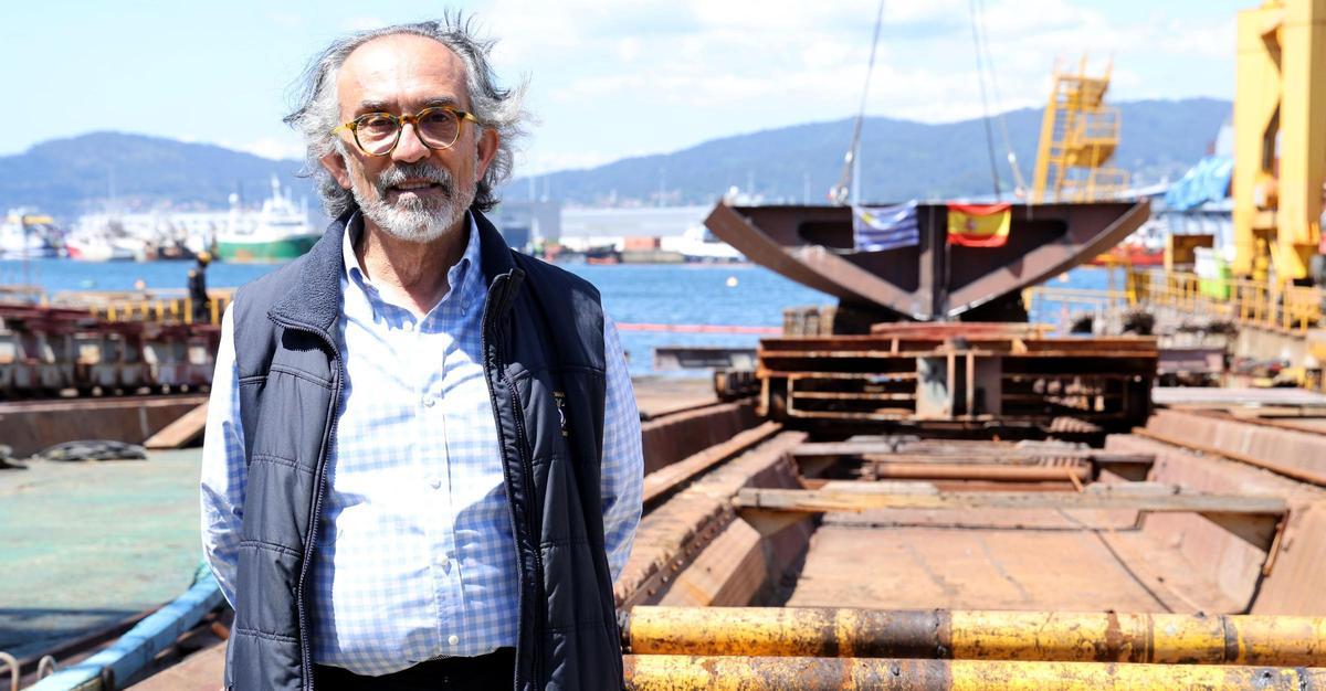 Mario Cardama, director general de Astilleros Cardama, posa en Vigo tras la colocación de la quilla de la primera de las dos patrulleras tipo OPVencargados por la Armada de Uruguay.