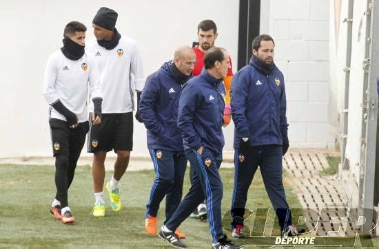 El Valencia vuelve a entrenar tras empatar en Pamp