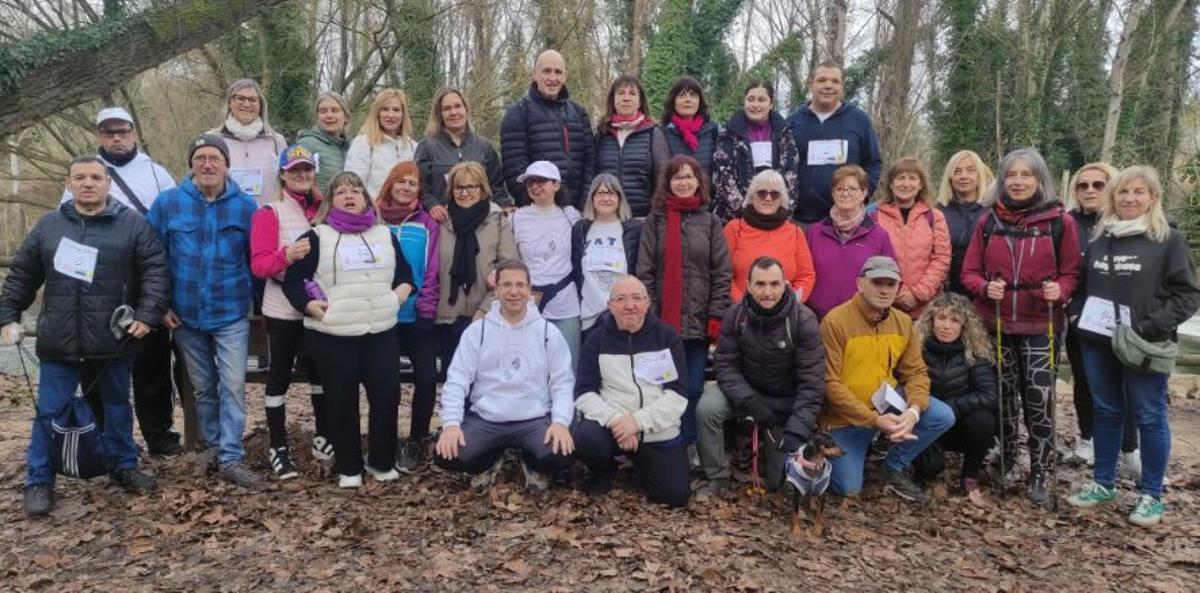 Participants del Caminants de la Massana, durant la caminada per les vies verdes de Salt