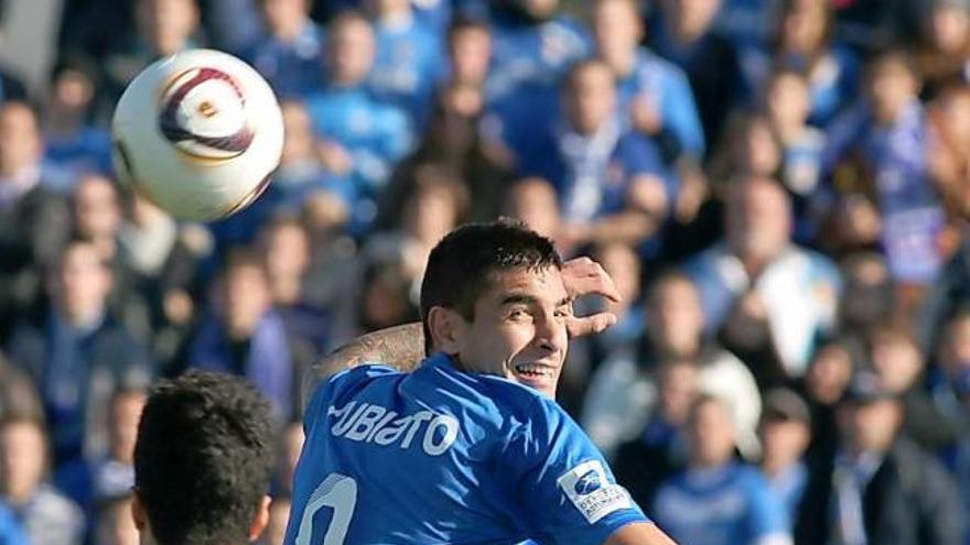 Rubiato peina un balón delante de Casado.