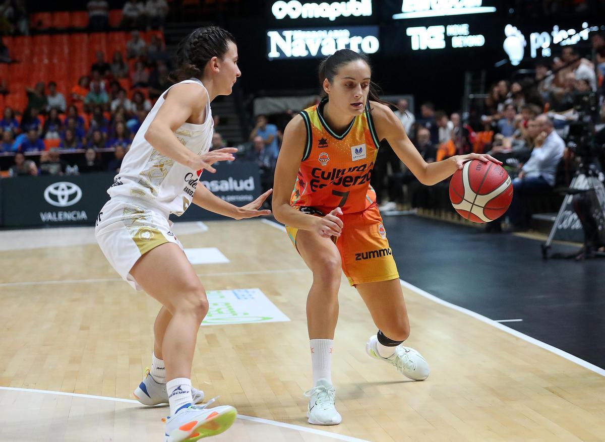 Ángela Salvadores, en un partido contra el Casademont Zaragoza