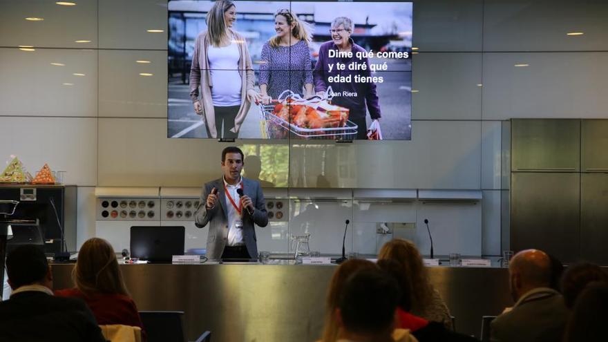 Joan Riera, de la consultora Kantar, en una de les exposicions