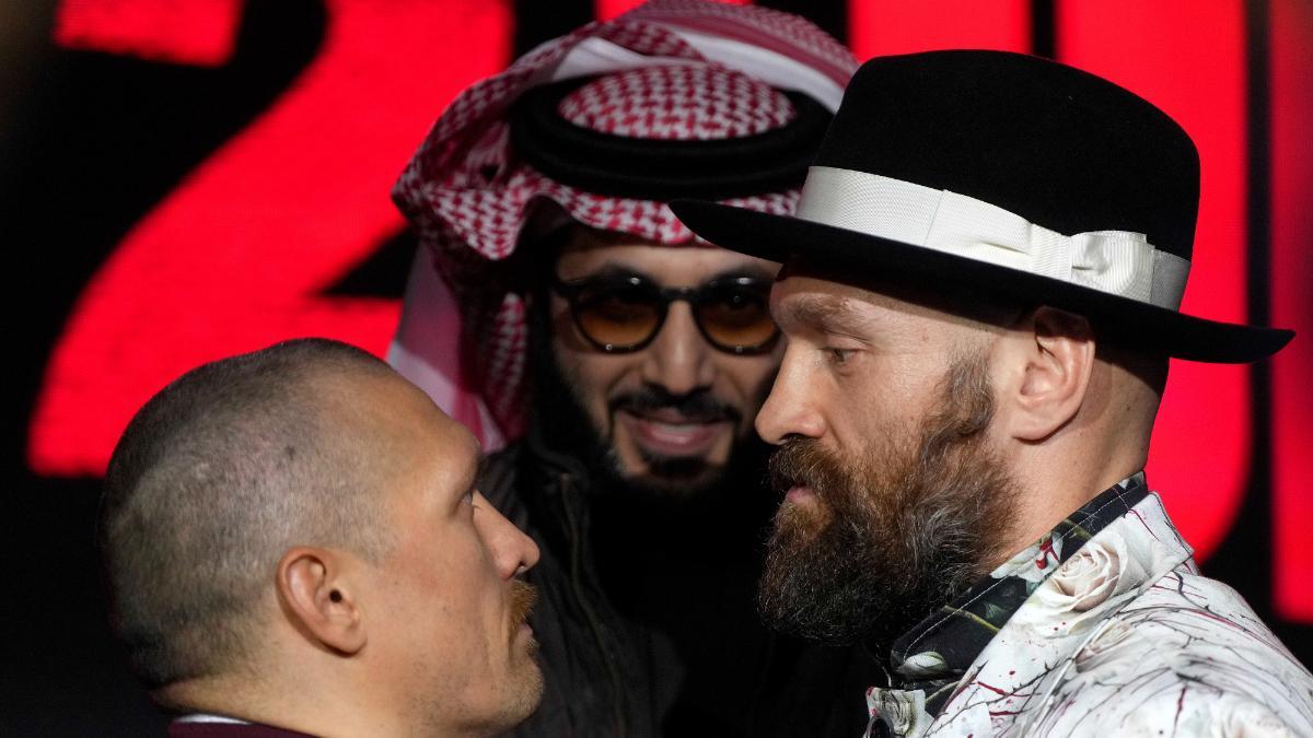 Oleksandr Usyk y Tyson Fury, con Turki Al-Sheikh en segundo plano
