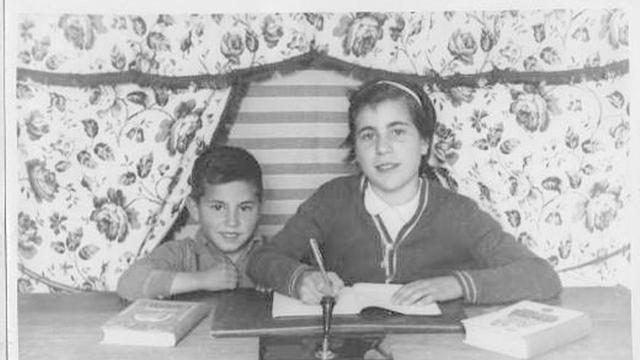 Unha imaxe de 1954 de Amalia e Serafín na Academia Morrazo.