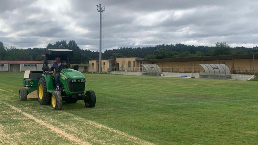 Los campos de fútbol de Lamela y de Laro de Silleda continúan en obras de mantenimiento y conservación