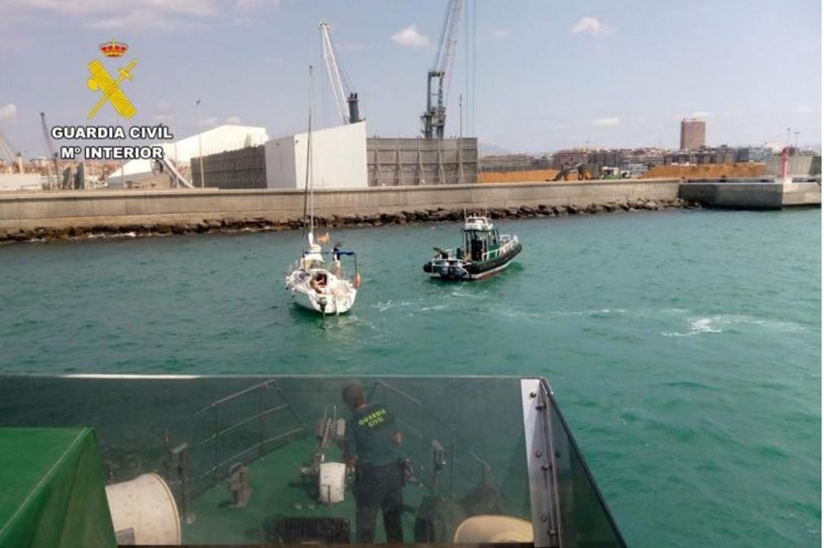 La Guardia Civil rescata un velero muy cerca del espigón del Puerto de Alicante.