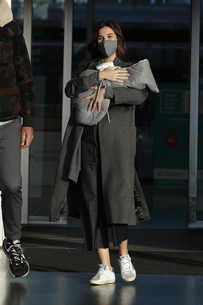 Sandra Gago saliendo del hospital con su primer hijo