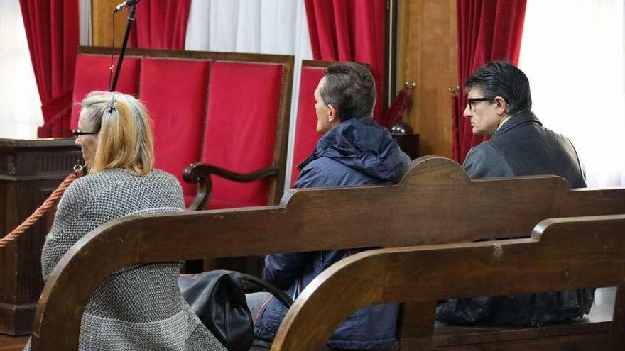 Los tres acusados durante el juicio celebrado ayer en la Audiencia Provincial.  // Jesús Regal