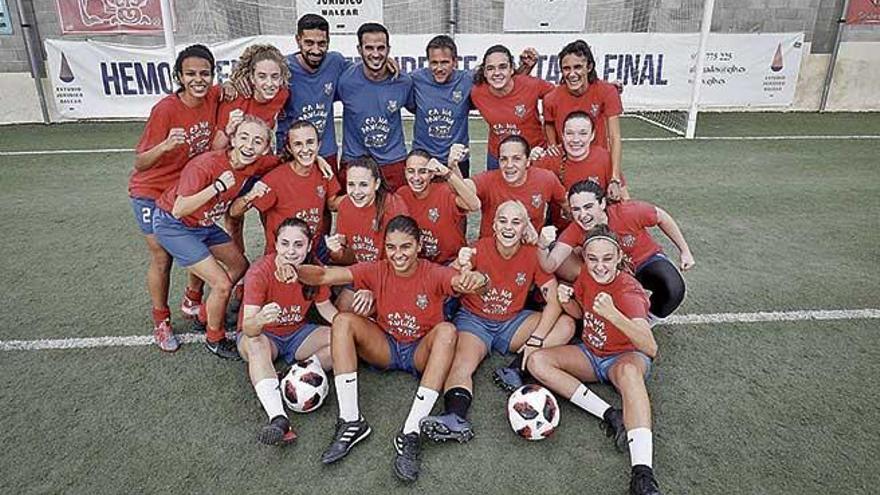 La plantilla y cuerpo tÃ©cnico del Collerense femenino, ayer durante el entrenamiento que realizaron en el Municipal del Coll.