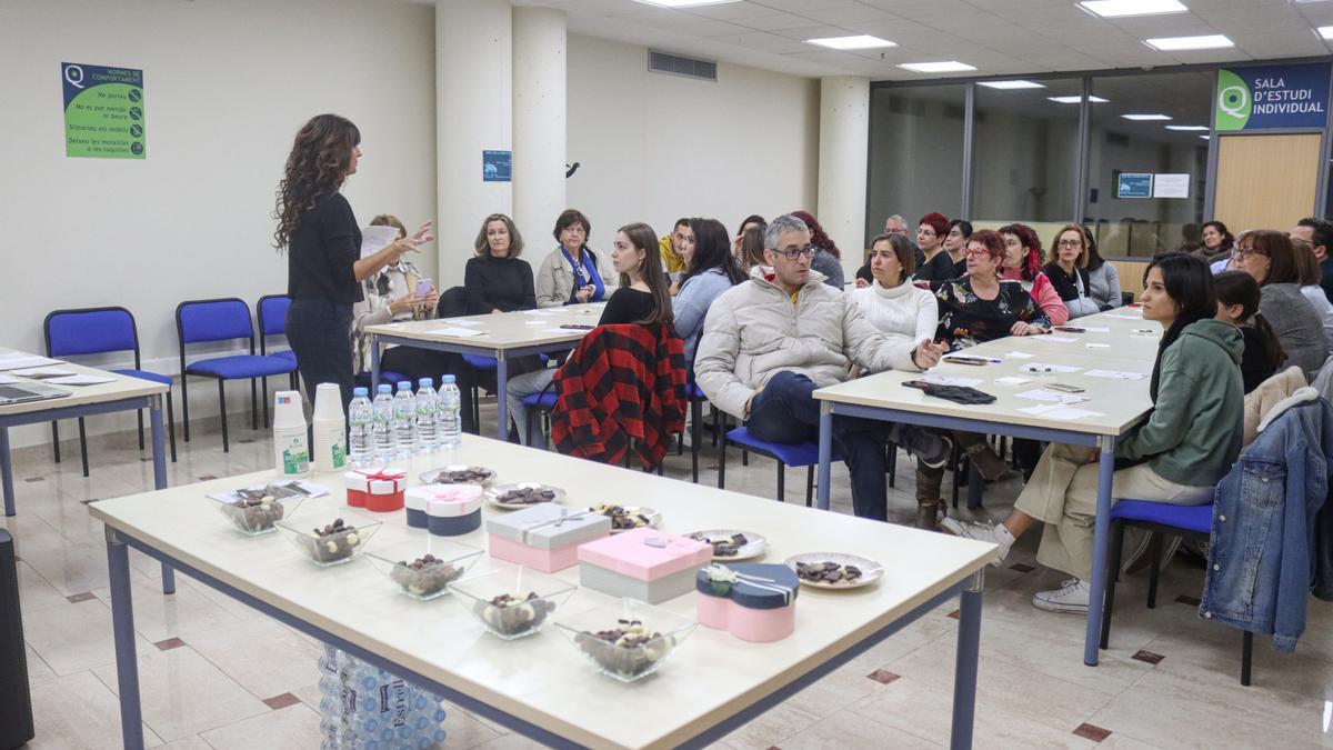 Imagen del taller impartido en la Biblioteca Municipal de Onda.