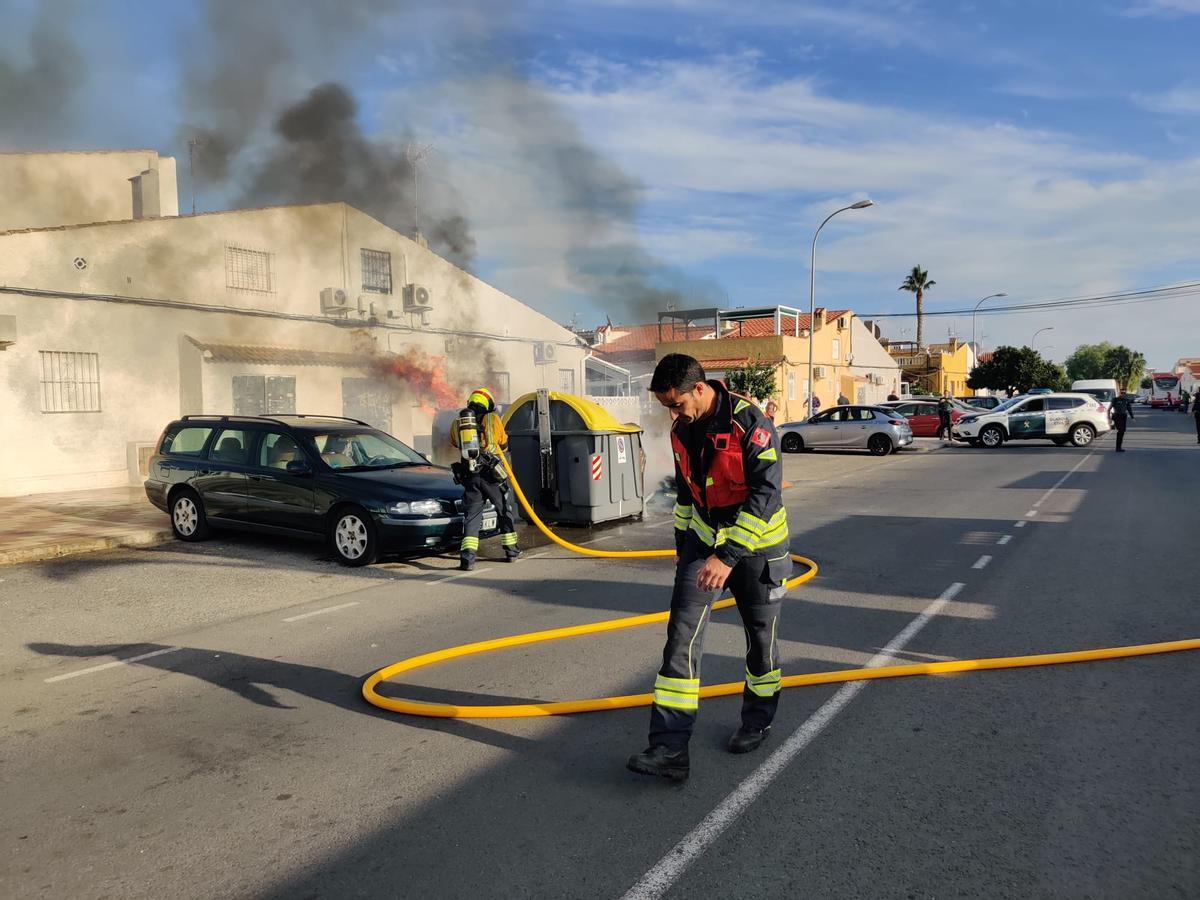 Intervención de los bomberos del Consorcio Provincial con el apoyo de la Policía Local de Torrevieja