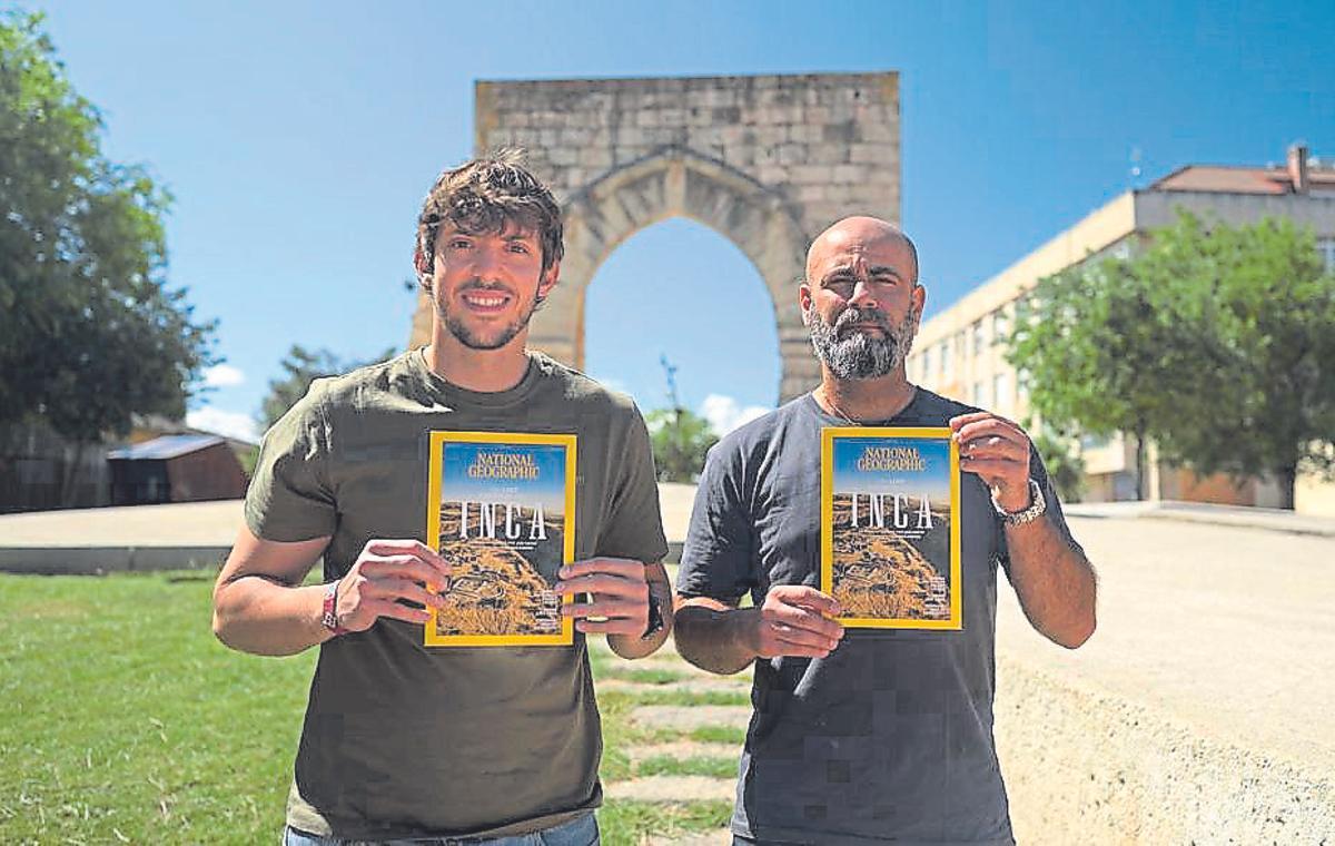 Alejandro Muñoz (I) y Arturo Rodríguez (d) con el ejemplar de la revista.
