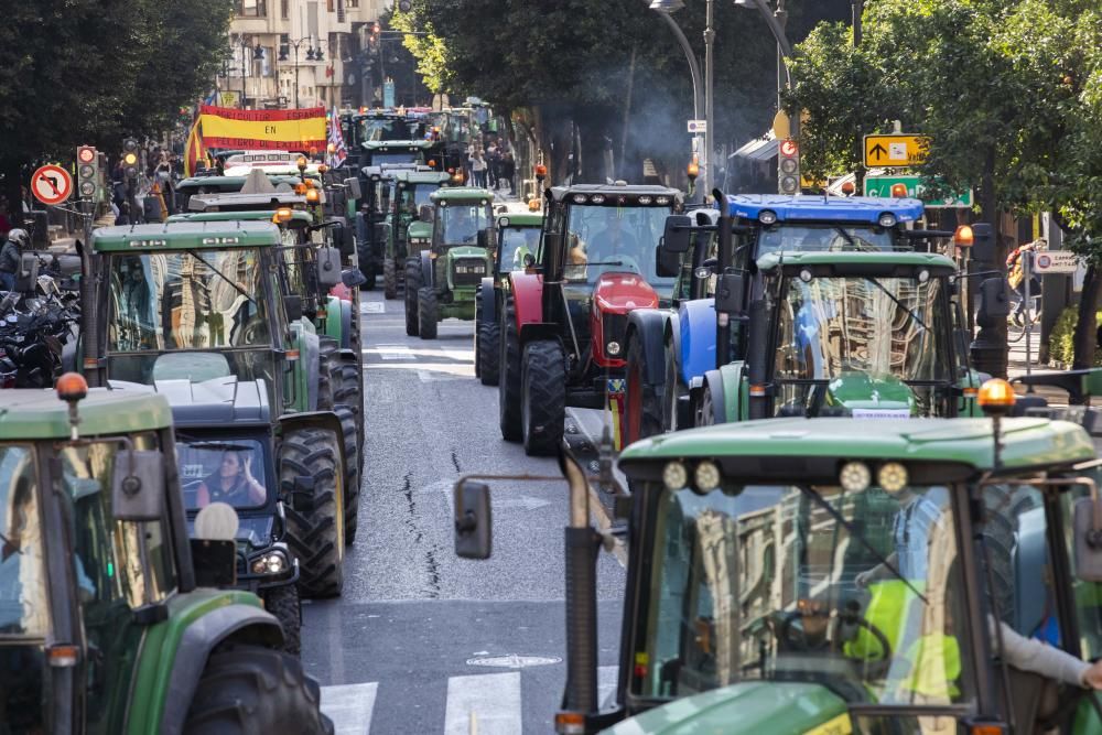 FOTOS: La tractorada de los agricultores toma València