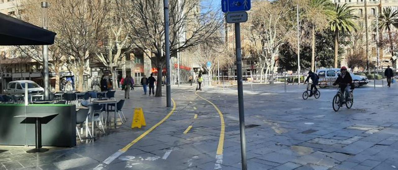 El carril bici se ha pintado con línea continua eliminando la zona «permeable».