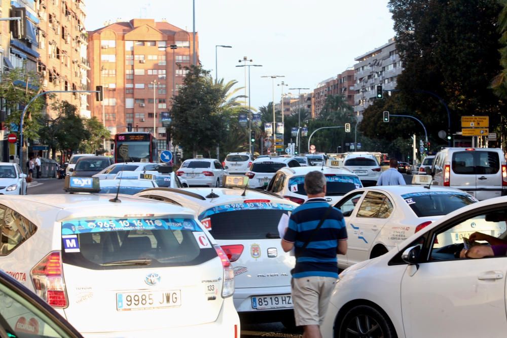 Taxistas de Alicante y Elche colapsan las principales calles de la capital