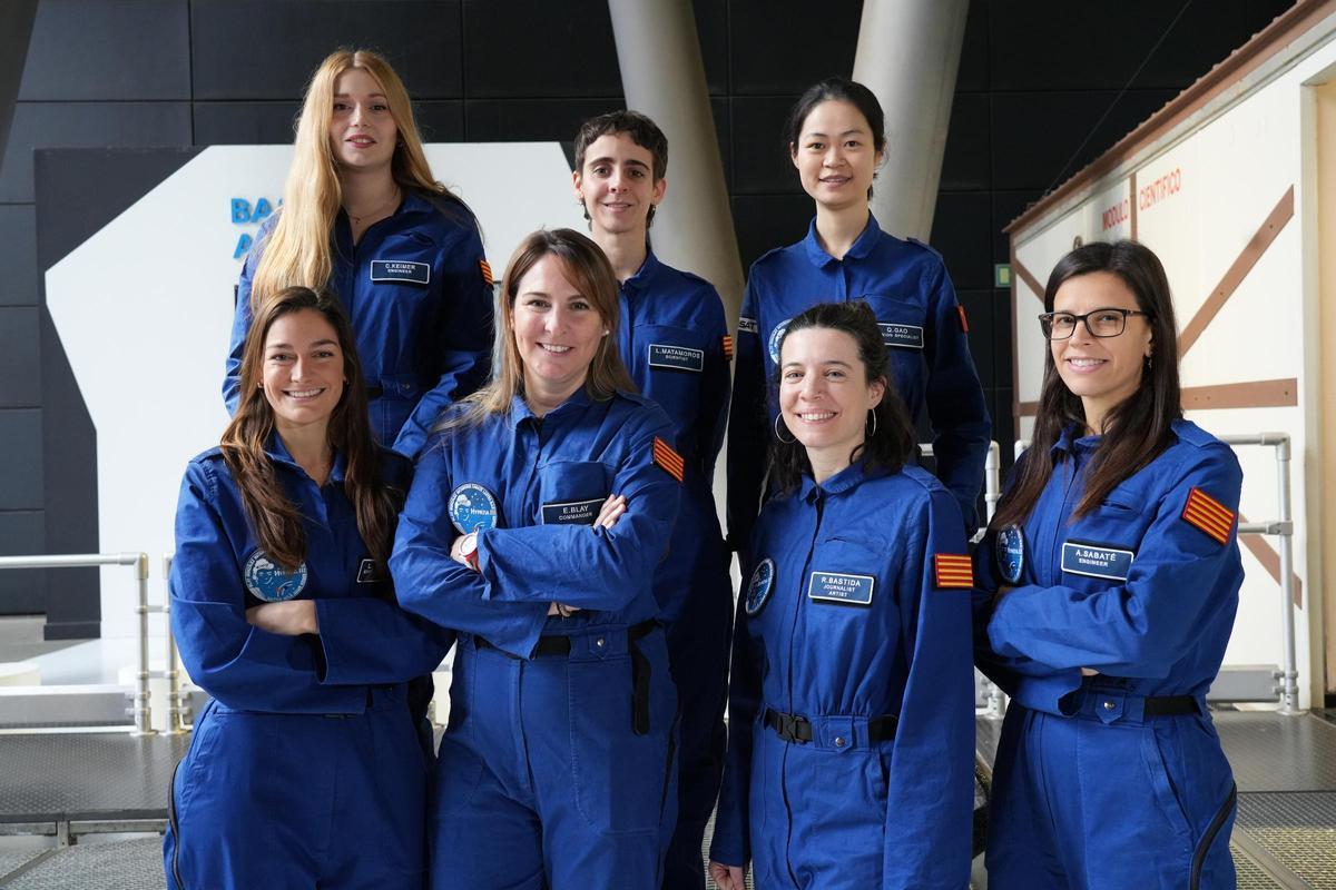 La tripulació d'Hypatia III en la presentació de la missió a l'Àrtic, a Barcelona: Carlota Keimer; Lucía Matamoros; Qi Gao (línia de dalt); Laura González Llamazares; Estel Blay Carreras; Roser Bastida Barau i Anna Sabaté Garcia (d'esquerra a dreta).