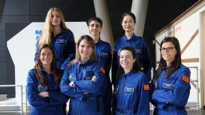 La tripulació dHypatia III en la presentació de la missió a lÀrtic, a Barcelona: Carlota Keimer; Lucía Matamoros; Qi Gao (línia de dalt); Laura González Llamazares; Estel Blay Carreras; Roser Bastida Barau i Anna Sabaté Garcia (desquerra a dreta).