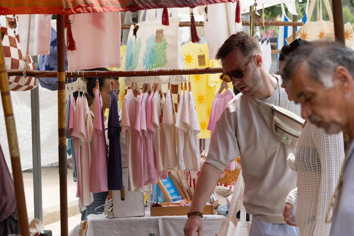 Galería: el mercadillo de Sant Joan en plena temporada de verano