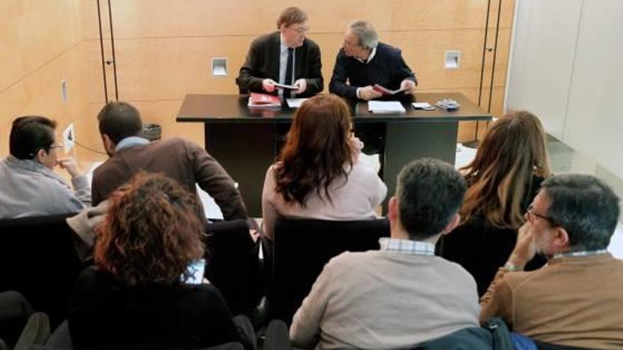 El presidente Ximo Puig con el síndic socialista en las Cortes, Manolo Mata, ayer durante la reunión.