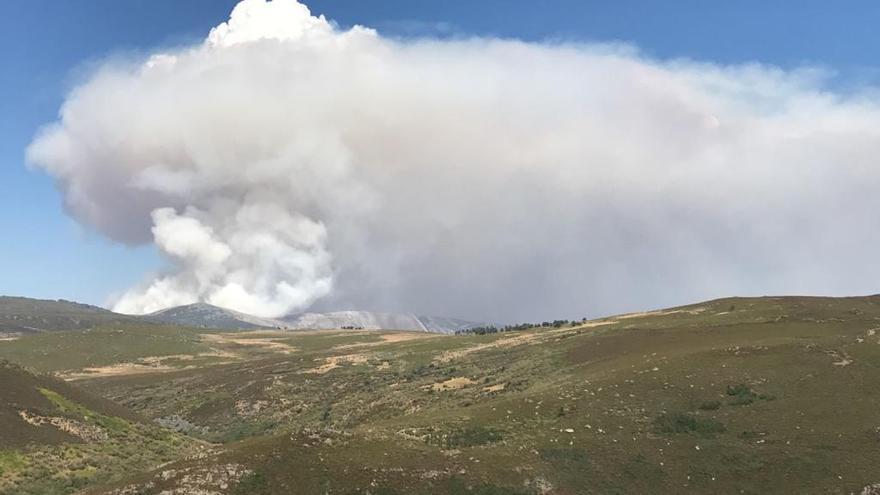 Vista del incendio desde San Martín de Castañeda.