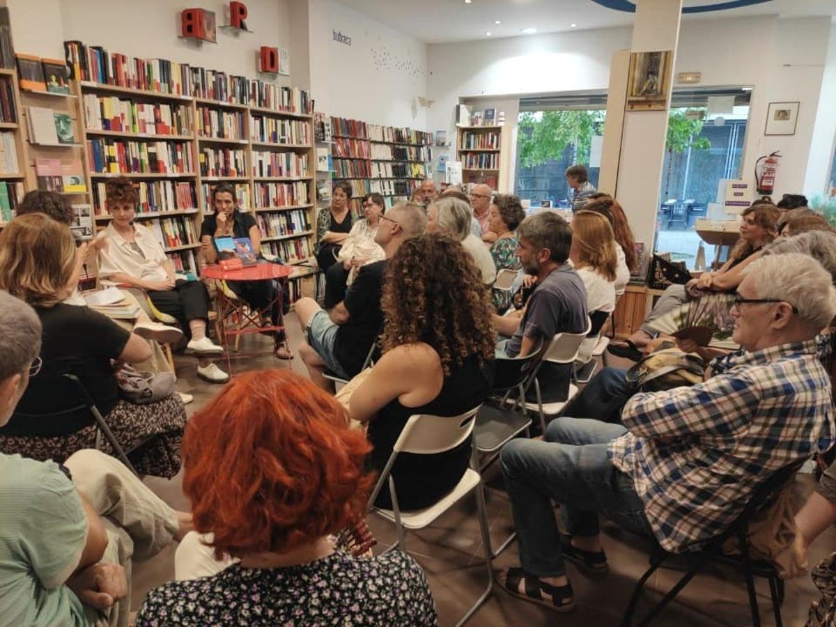 Sabina Urraca i Carlota Gurt a la llibreria Noviembre de Benicàssim al setembre de 2024.