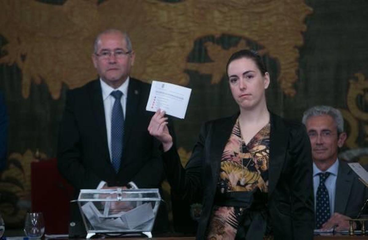 La tránsfuga Nerea Belmonte muestra su voto en blanco, lo que supuso la Alcaldía para el PP.