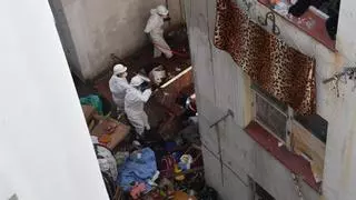 El Concello de A Coruña retira toneladas de basura del patio del edificio ocupado de ronda de Nelle