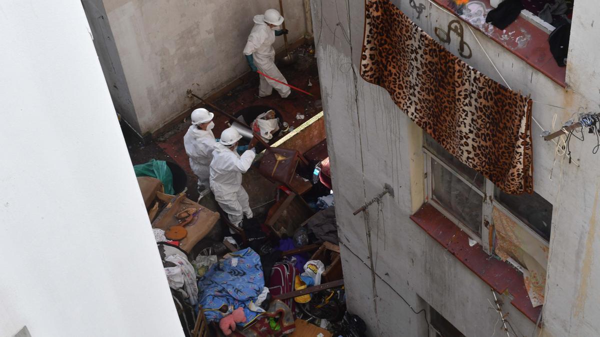 El Concello de A Coruña retira toneladas de basura del edificio ocupado de ronda de Nelle