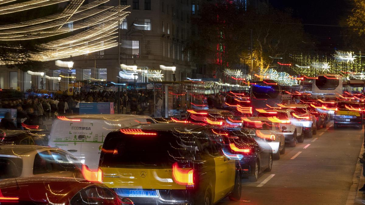 El centro de Barcelona abarrotado de gente bajo las luces de decoración de la Navidad.