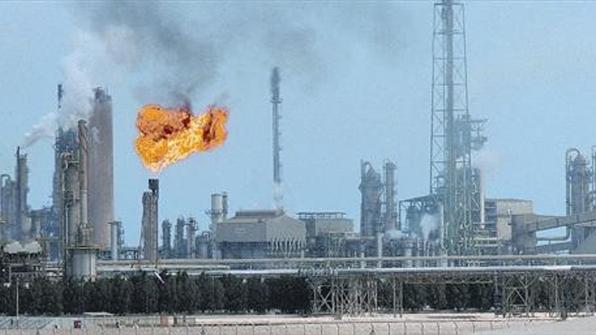 Imagen de una refinería petrolera en Doha.