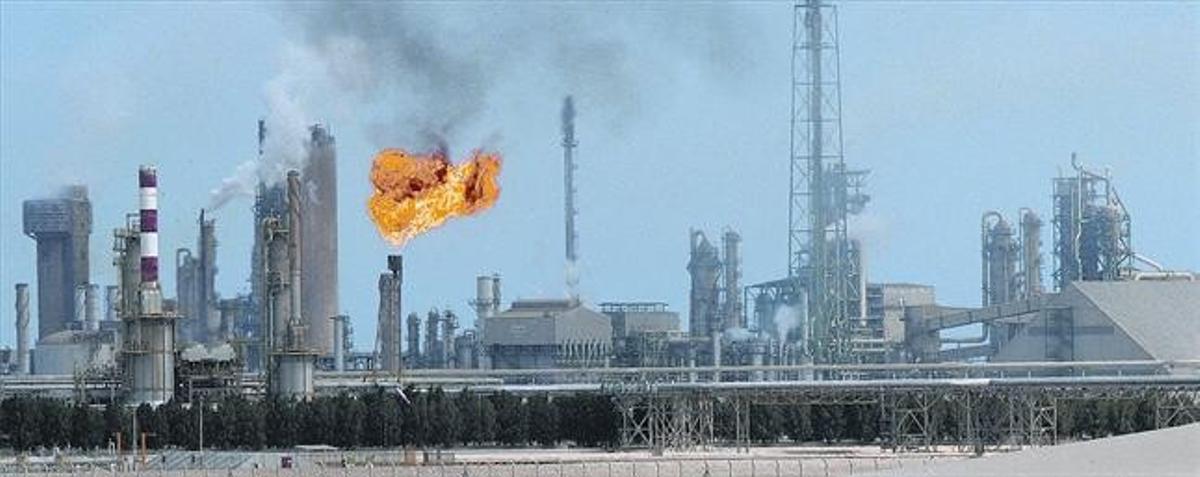 Imatge d’una refineria petrolera a Doha. Imatge d’una refineria petrolera a Doha.