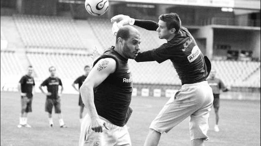 El guardameta Iván detiene un balón ante Bravo en el entrenamiento de ayer.