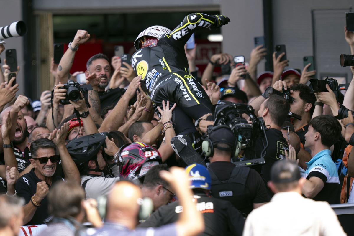 Towcester (United Kingdom), 09/08/2026.- Spanish Raul Fernandez, of the Trackhouse MotoGP Team celebrates during the MotoGP race at the Motorcycling Grand Prix of Great Britain at the Silverstone Circuit race track in Towcester, Britain, 09 August 2026. (Motociclismo, Gran Bretaña, Reino Unido) EFE/EPA/TIM KEETON