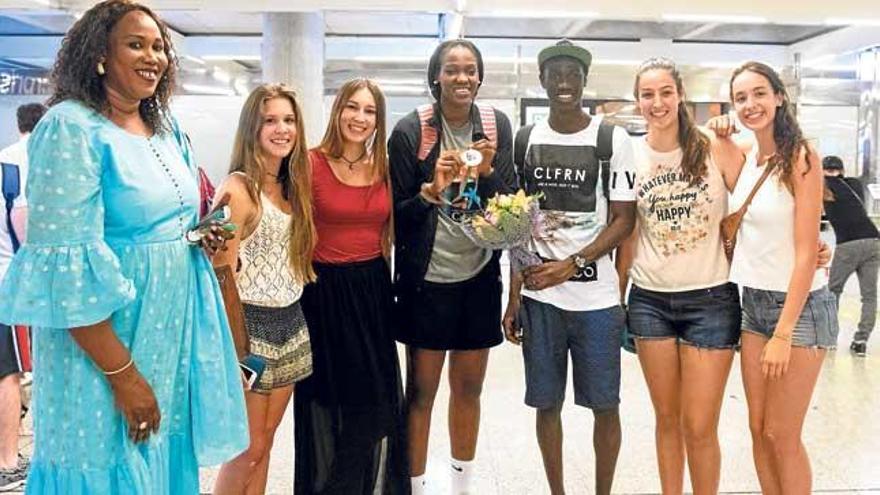 Nogaye Lo posa anoche en Son Sant Joan con el oro del Eurobasket sub-20 que ganó el domingo.