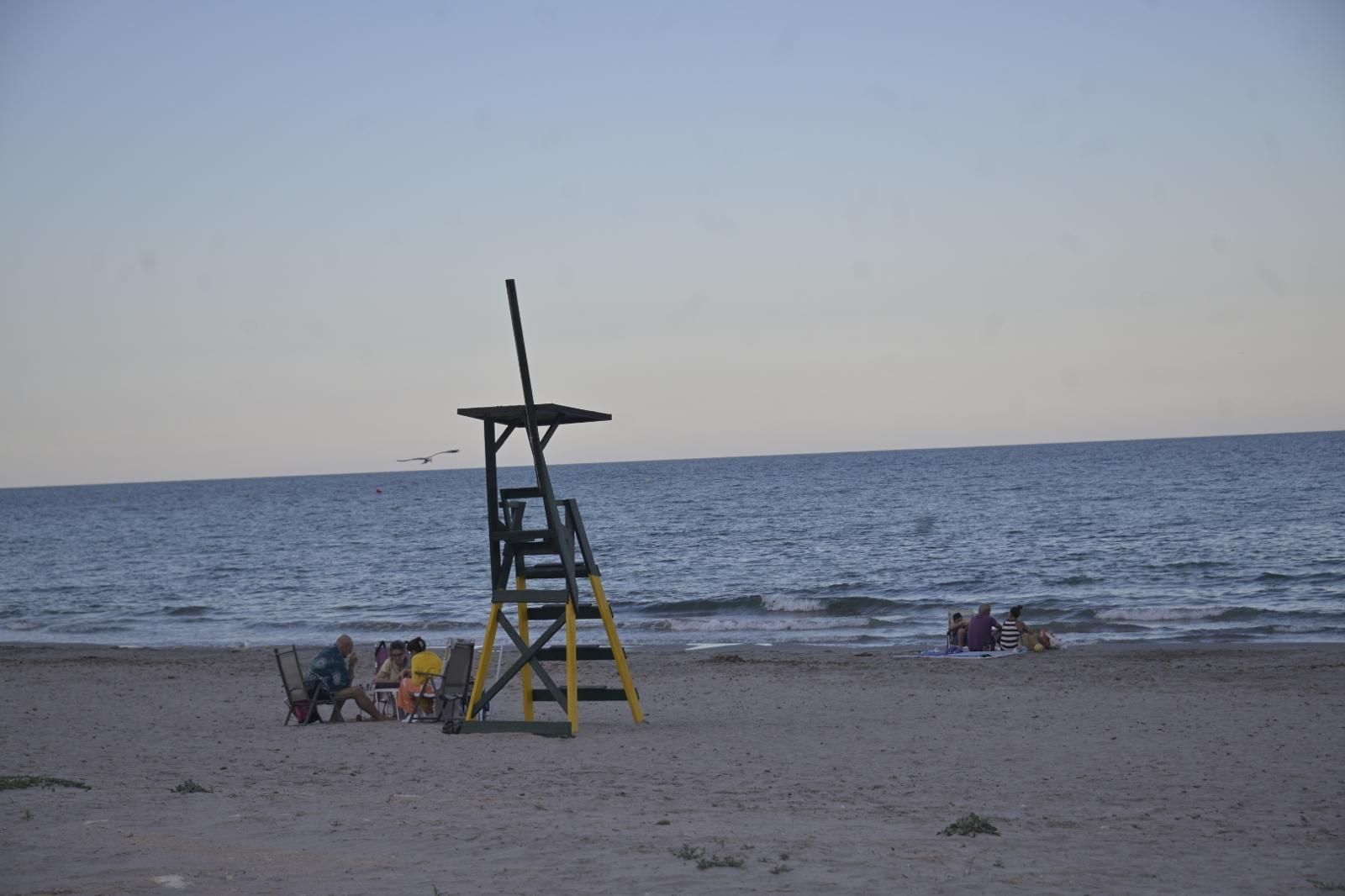 Las imágenes del dispositivo policial para evitar hogueras en las playas de Elche