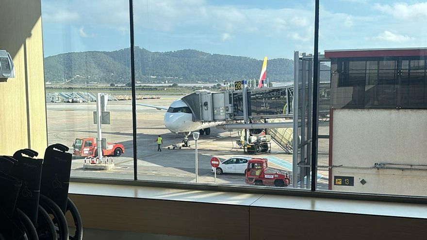 Desalojan un avión a punto de despegar de Ibiza por una avería en la bodega