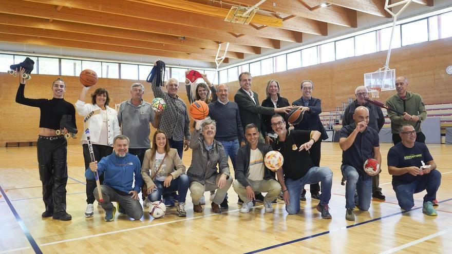 Els representants d'una vintena d'entitats de la ciutat, durant l'acte de presentació