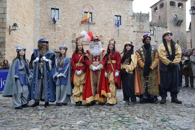 El cortejo real de los Magos de Oriente pasea por la Ciudad Monumental de Cáceres