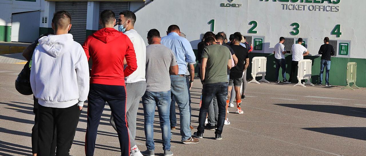 Las aglomeraciones ante las taquillas del estadio Martínez Valero fueron intermitentes durante toda la jornada de ayer. | ANTONIO AMORÓS