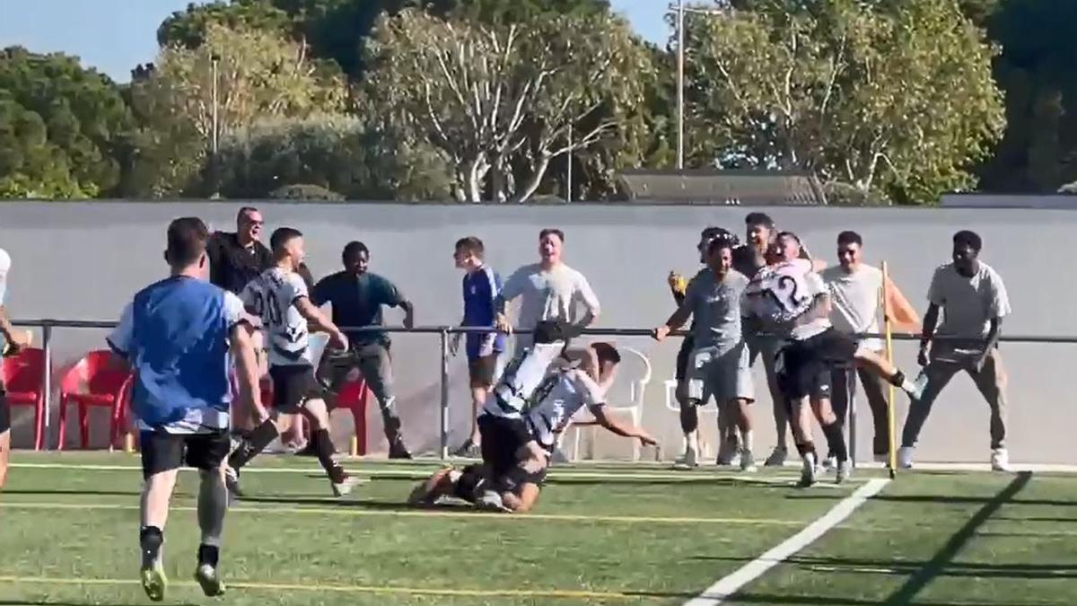 Imatge del vídeo de celebració del gol del Vilamalla amb els jugadors del Camallera de fons