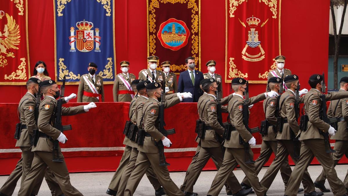 Más de 600 civiles juran bandera en un acto militar de la Brigada Guzmán el Bueno en Córdoba.