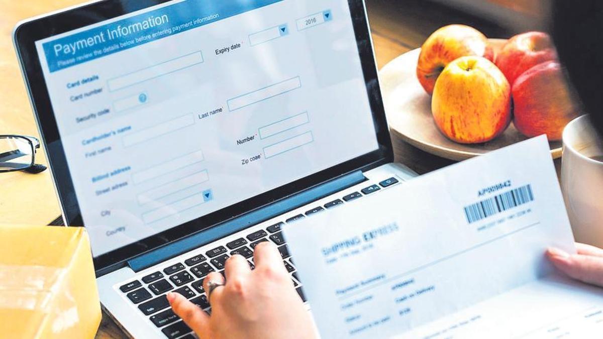 Un autónomo estudia una documentación.