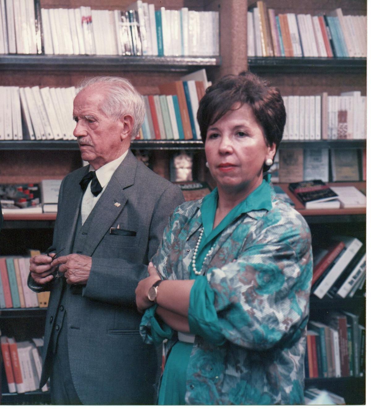 Conchita Quirós, con su padre, el fundador de la saga de libreros, Alfredo Quirós.