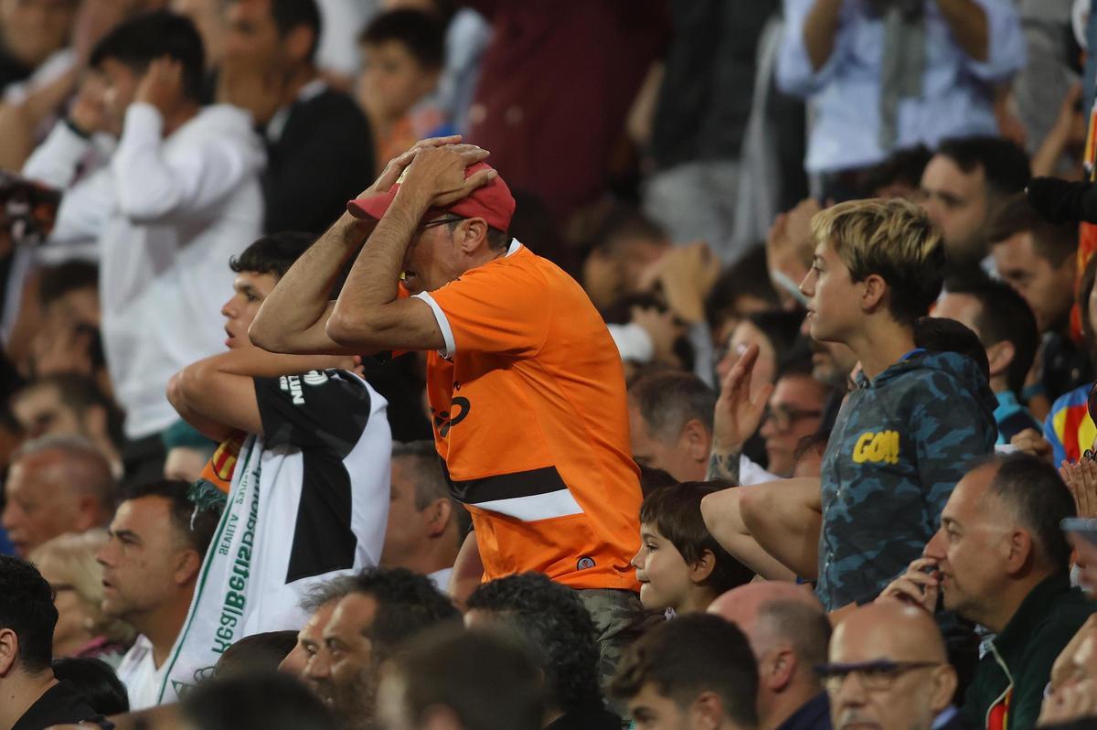 La emoción de Mestalla durante el derbi con el Villarreal