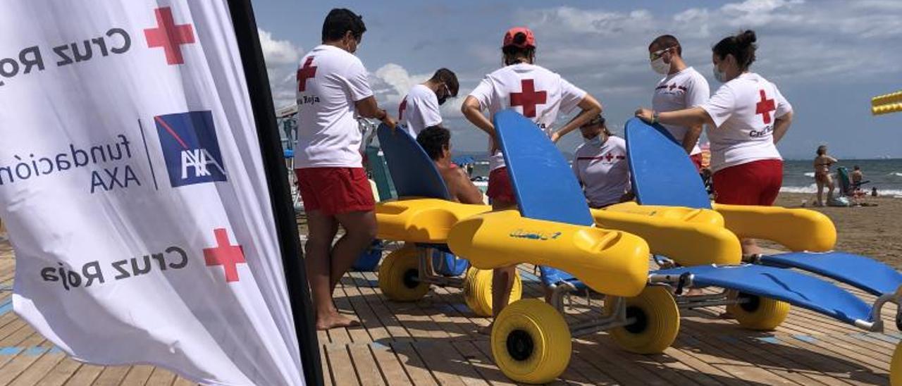 Voluntarios y usuarios preparan un baño asistido. | C.R.