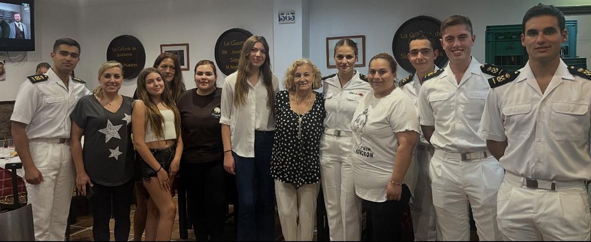 Leonor y Sofía, junto al resto de los comensales, con María Luisa Acera y Abigail del Valle, en la Casona de Jovellanos.