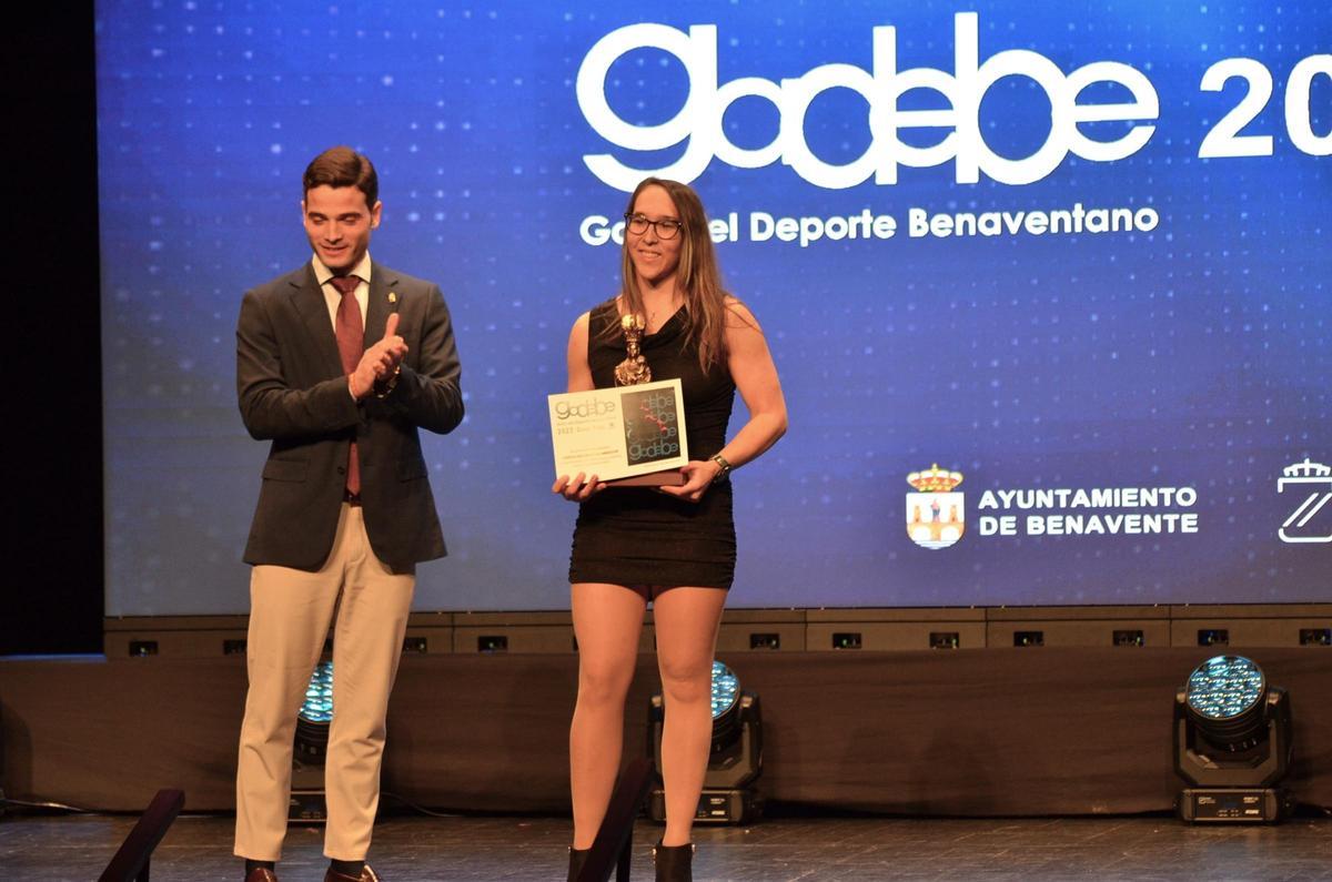 La socorrista Carolina Ganado recibe su galardón como Mejor Deportista Femenino.